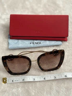 Gafas de sol Genei de gran tamaño, forma de mariposa, logotipo, marco marrón y dorado Foto 1 de 4