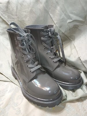 DKNY Tilly Bota de Lluvia Clásica Brillante Metálica con Cordones con 8 Foto 1 de 4