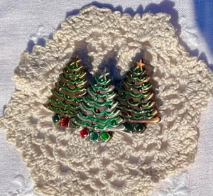 Broche de tres árboles de Navidad de metales mixtos joyería vintage firmado por K&T - Imagen 1 de 5