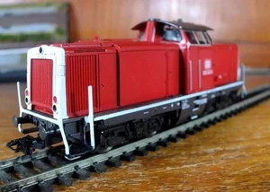 Marklin 3647 HO calibre DB BR 212 diésel loco en librea roja - Imagen 1 de 14