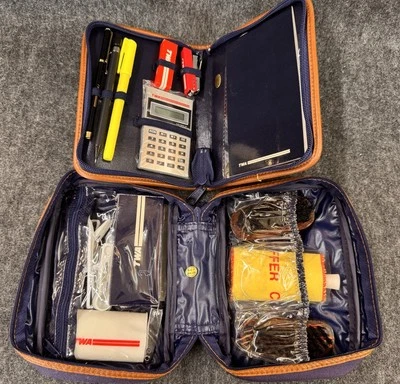 Mini juego de oficina con cremallera y kit de artículos de tocador TWA 1980 pluma grapadora calculadora cortadora Foto 1 de 4