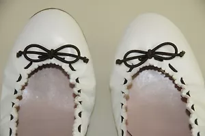 Nuovo Manolo Blahnik Tefamod Marrone Bianco Fiocco Stretch Ballerine Scarpe 40.5 - Foto 1 di 7