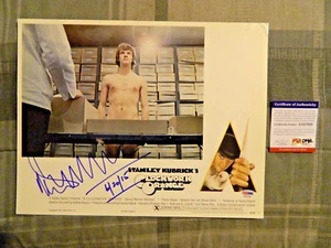Scheda Lobby Malcolm McDowell firmata arancione meccanica originale 1971 PSA AA57928 - Foto 1 di 8