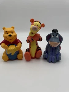 Disney Winnie The Pooh Set Honeypot Vinilo 4.5" Chirrido Figura Juguete - Imagen 1 de 7