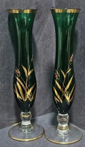2 böhmische grüne Knospenvasen mit goldenen weizenroten Strassakzenten beide 8" hoch  - Bild 1 von 8