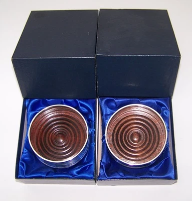 BOXED PAIR OF STERLING SILVER WINE BOTTLE COASTERS 1988 & 1989 ARGYLL SILVER — 第 1/4 张图片