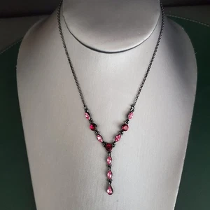 Collar Givenchy Gota en Y Piedras Rojas y Rosadas en Montura de Metal Negro Firmado - Imagen 1 de 8