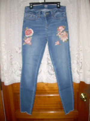 A.N.A Embroidered Jeans Size 4 P Petite Skinny Floral & Hummingbird Jeans - Image 1 of 4