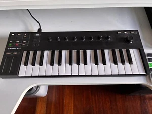 Native Instruments Komplete Kontrol M32 Keyboard Controller - Picture 1 of 1