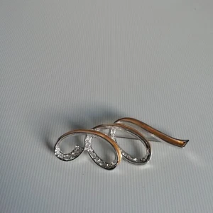 VINTAGE Pretty Gold Silver Tone Swirl Design Crystals BROOCH Pin Jewellery D2 - Picture 1 of 5