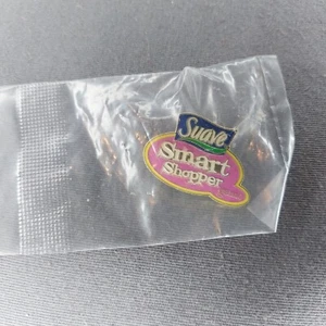 Suave Smart Shopper Game Shampoo Advertising Enamel Lapel Hat Jacket Pinback Pin - Picture 1 of 2