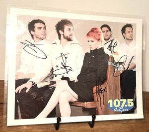 PARAMORE Band SIGNED & Laminated Photo Hayley Williams - Afbeelding 1 van 5