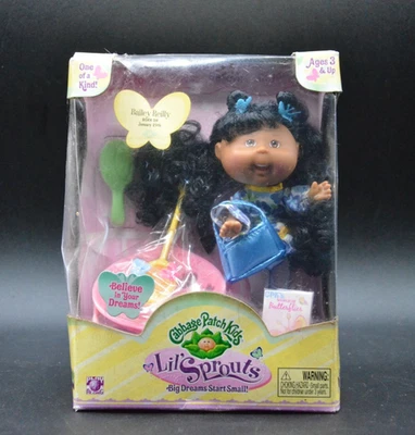 NUEVO EN CAJA Cabbage Patch Lil Sprouts figura muñeca Bailey Reiley paquete Damg Foto 1 de 2