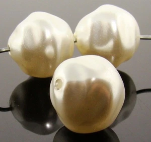 12 VINTAGE JAPANESE WHITE PEARL ACRYLIC 14mm. ROUND BAROQUE BEADS A1245 - Picture 1 of 1