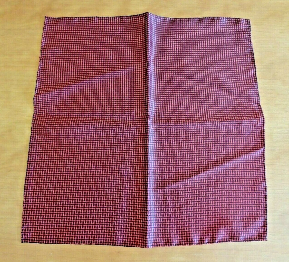 Pañuelo cuadrado de bolsillo de seda hecho en Italia granate con cuadros negros de colección para hombre Foto 1 de 3