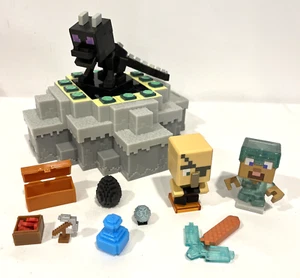 MINECRAFT TREASURE X CAVES & CLIFFS SET ENDER DRAGON STEVE & BLACKSMITH FIGURES - Picture 1 of 7