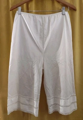 Lencería vintage de nailon Bloomers mediana blanca con ribete de encaje sin marca de colección Foto 1 de 3