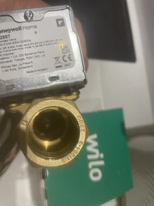 Honeywell 28mm Motorized 2-Port Zone Valve - Picture 1 of 4