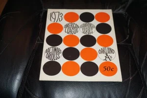 1973 OAKLAND A'S AT BALTIMORE ORIOLES ALCS PROGRAMMA BASEBALL EX-MINT MAI USATO - Foto 1 di 3