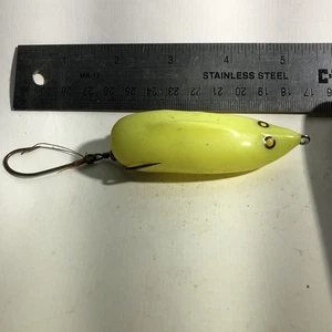 Esca da pesca vintage giallo topolino plastica morbida senza marca senza erbacce - Foto 1 di 7