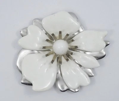 DE COLECCIÓN BROCHE FLOR TAHITIANA PÉTALO EN CAPAS ESMALTE BLANCO SARAH COVENTRY FIRMADO  Foto 1 de 4