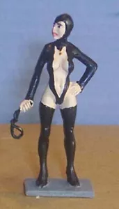 TOY SOLDIERS TIN SEXY SALEM WITCH HOLDING A WIP 54 MM - Picture 1 of 2
