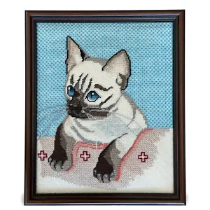 70er Jahre gerahmter Kreuzstich blauäugige Siamkatze 10 x 9,5 im Rahmen - Bild 1 von 3