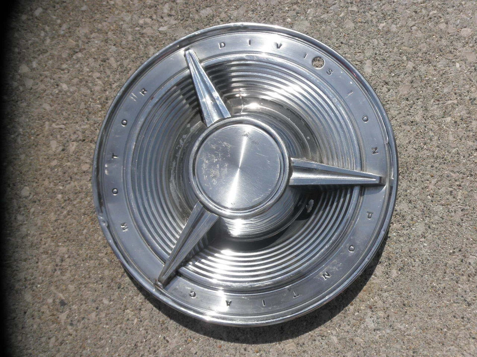 Pontiac Bonneville & Grand Prix 1962 tapacubos giratorios de fábrica (1) Foto 1 de 1