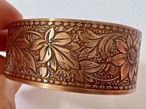 Vintage 70s Handmade Southwestern Floral Etched Solid Copper Cuff Bracelet - Picture 1 of 13
