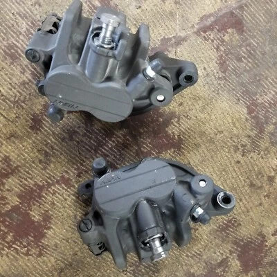 Par de pinzas de freno delanteras Triumph Street Triple 675 2012-2016 - T2020375 Foto 1 de 4