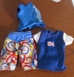 Barbie Set mit 3 sportlichen Shirts & Shorts für Ken Puppe ~ K8 - Bild 1 von 4