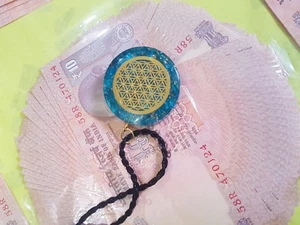 Orgon blau Kristall Blume des Lebens Unendlichkeit Metall Orgon Anhänger mit Kordel  - Bild 1 von 5