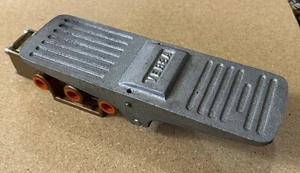 VERSA VALVES VST-5302 - foot pedal - pneumatic - controls - 5-way valve - USA - Picture 1 of 7