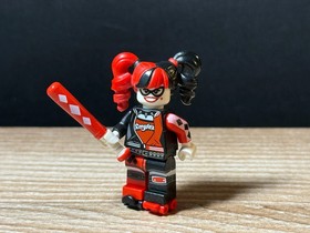 LEGO DC Super Heroes Harley Quinn Minifigure with Skates and Bat sh306