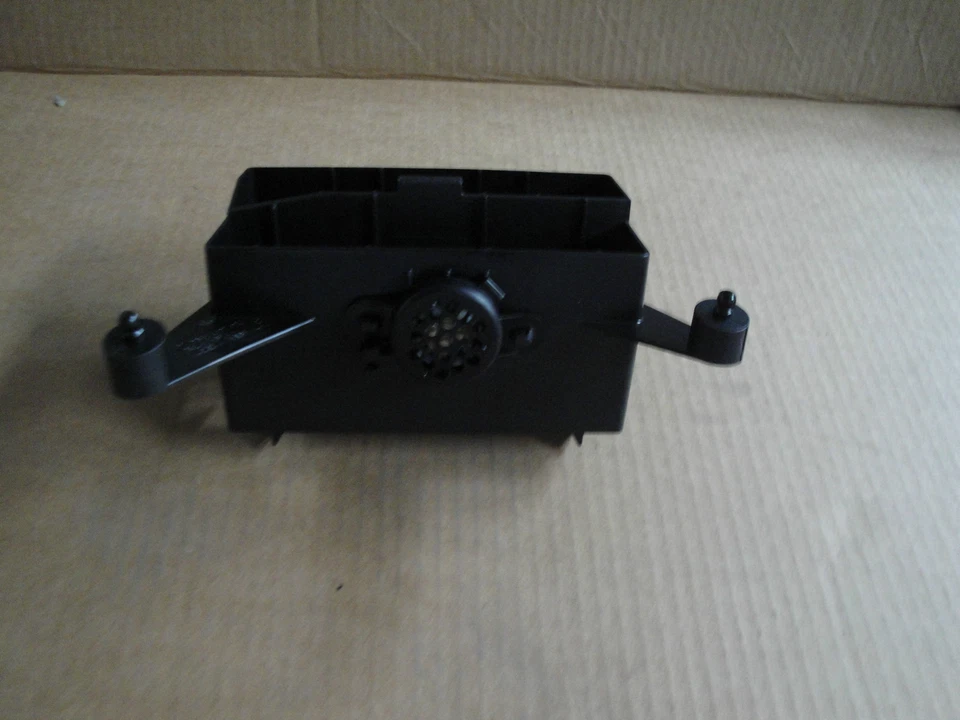 VW Touareg 7P Holder for Control Unit 7P6907179 for Parking Brake - Image 1 of 1