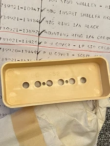 Neu/Vintage Gibson P-90 Soapbar Creme Tonabnehmer Abdeckung-"UC-452-B" Aufdruck auf der Innenseite - Bild 1 von 6
