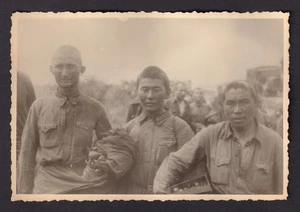 1940er WWII Gruppe sowjetischer Gefangener Soldaten 1941 - Archivfoto L1090С - Bild 1 von 3