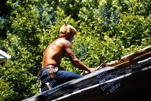 1990 35 mm Schlitten muskulös gegerbt hemdloser Mann Dachdecker Hammer in der Hand #1450 - Bild 1 von 1