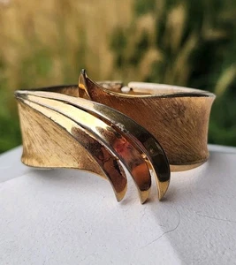 Vintage Signed Crown TRIFARI Brushed Goldtone Hinged Cuff Clamper Bracelet - Picture 1 of 16