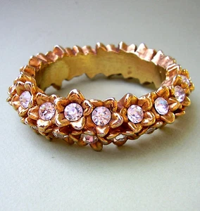 1015 / ALEXIS LAHELLEC / BRACELET RIGIDE "FLEURETTES" RESINE DOREE ET STRASS - Foto 1 di 2