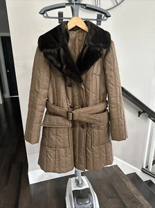 Gabardina de Colección Mar Fay Para Mujer Pequeña Acolchada con Cinturón Puffer Marrón Forrada Piel Sintética - Imagen 1 de 11