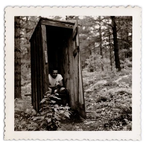 Foto istantanea di WC rustico fuori casa - bagno esterno anni '50 nel bosco - Foto 1 di 2