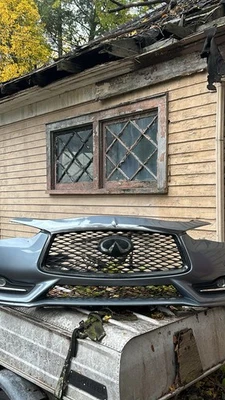 Conjunto de parachoques/parrilla delantero Infiniti Q60 2017-22 OEM usado Foto 1 de 2