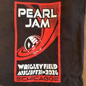 Camisa Pearl Jam Setlist Pequeña 2024 Chicago Wrigley 8/31 Gira de Conciertos Noche 2 - Imagen 1 de 2