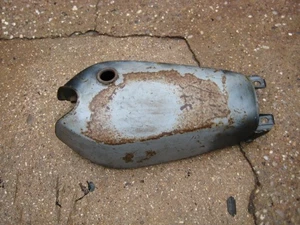 Yamaha DT250 1979 DT400 DT 250 MX tanque de combustible de enduro usado para restauración. - Imagen 1 de 4