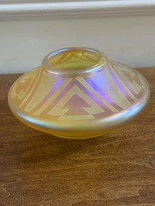 ORIENT & FLUME IRISIERENDE KUNSTGLAS VASE SCHLIFF GEOMETRISCHES DESIGN SIGNIERT HOWEL H1233 - Bild 1 von 12