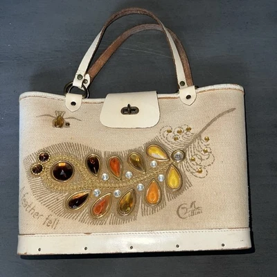 Bolso Cartera Pinup Enid Collins of Texas Años 60 De Colección Una Pluma Fell Fondo de Madera Foto 1 de 4