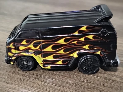 Furgoneta diecast Maisto 2021 Black Varsity 1:64 con llamas  Foto 1 de 4