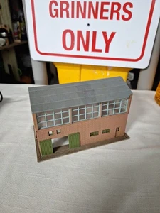 Brick Engine Shed Two Story w/ Windows N-Scale Plastic Model Pre Owned  - Picture 1 of 8