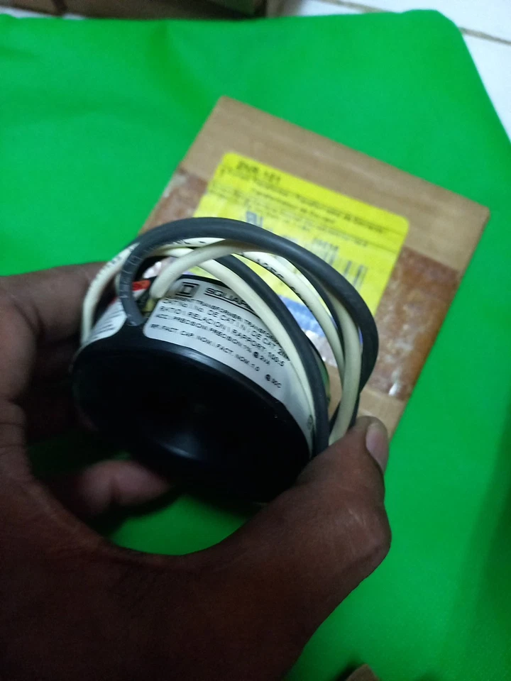 Square D 2NR101 ; 2NR 101 ; 2NR-101 Current Transformer Rating: 100:5 DubaiReady - Image 1 of 4